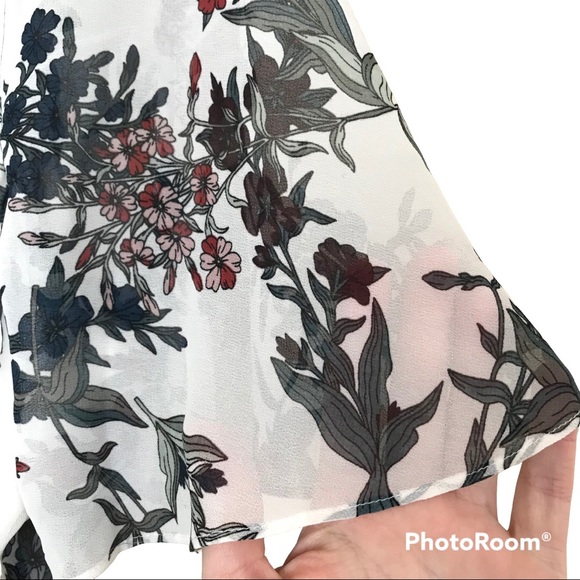 Vince Camuto Floral Flutter Sleeve Blouse | White Lined Top | Blue Red Flowers - Picture 8 of 16